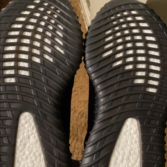 Yeezy 350 V2 Bred - Picture 2 of 4